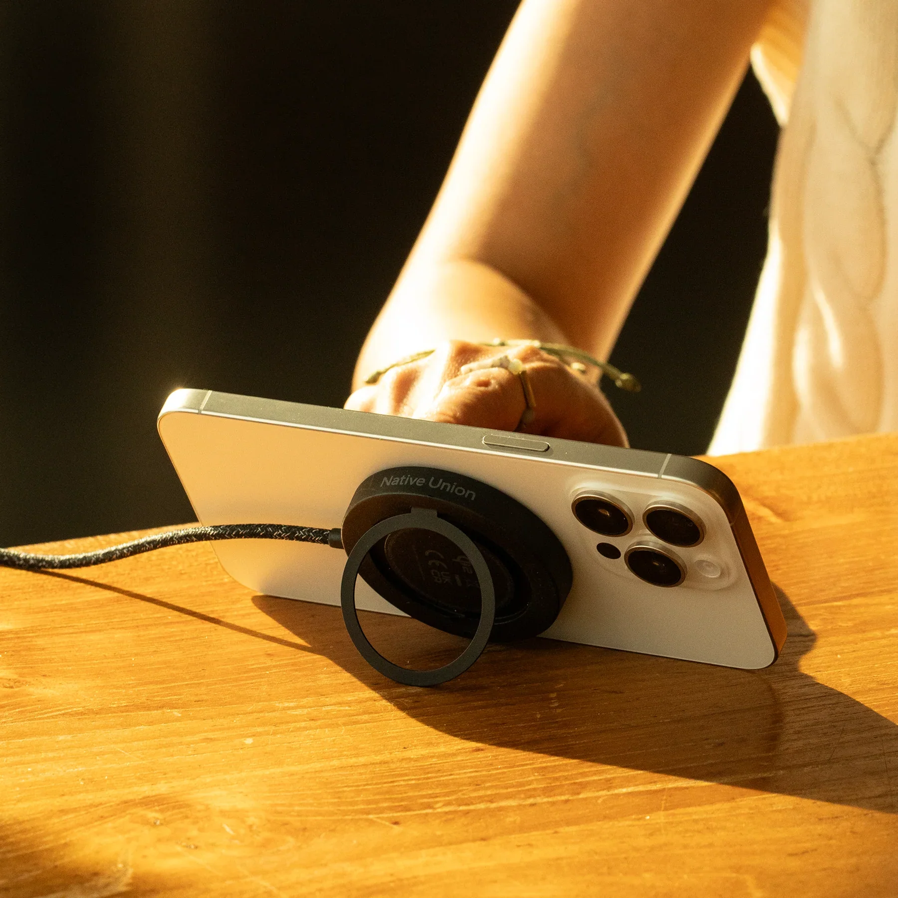 SnapStand Magnetic Wireless Charger - Image 2